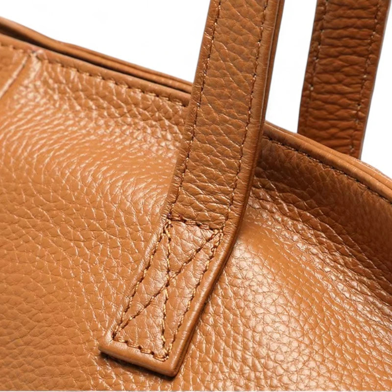 Detalhe da alça da bolsa feminina Eliana em couro legítimo marrom, costura reforçada.