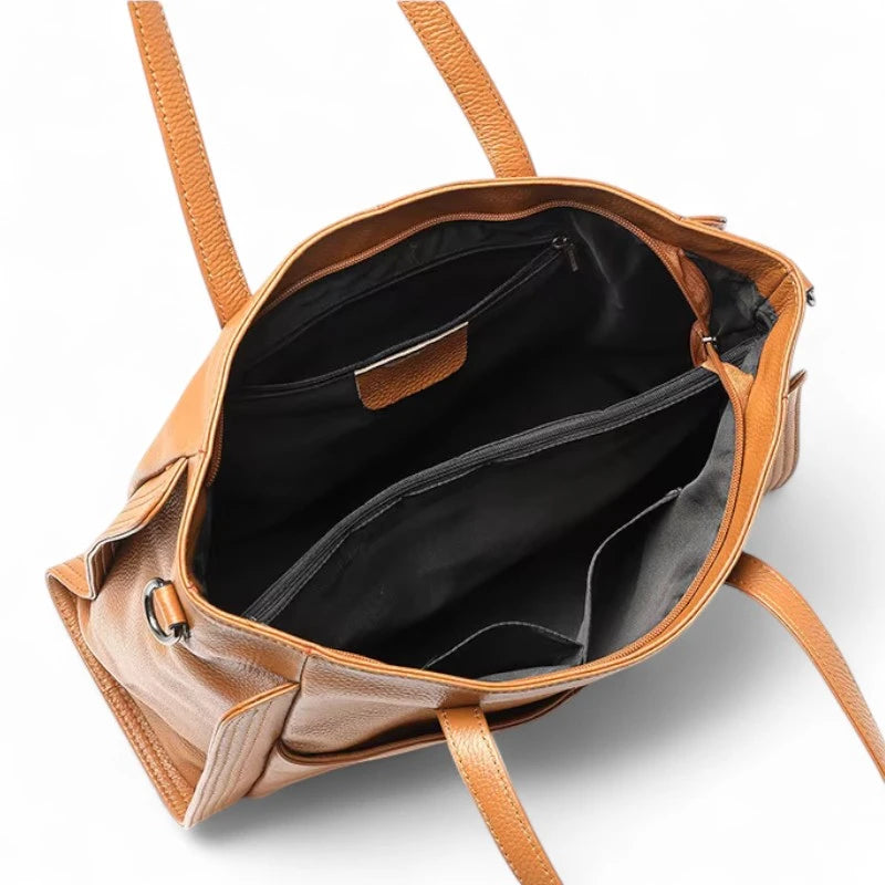 Interior da bolsa feminina em couro legítimo marrom Eliana, com divisórias e amplo espaço.