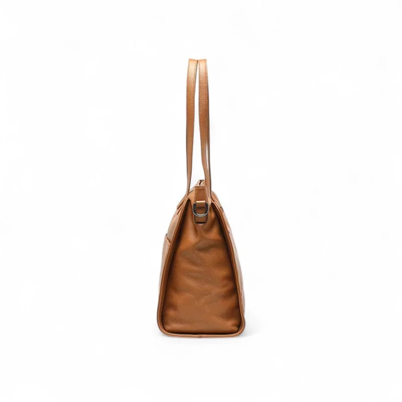 Bolsa feminina Eliana em couro legítimo marrom, vista lateral fina e elegante.
