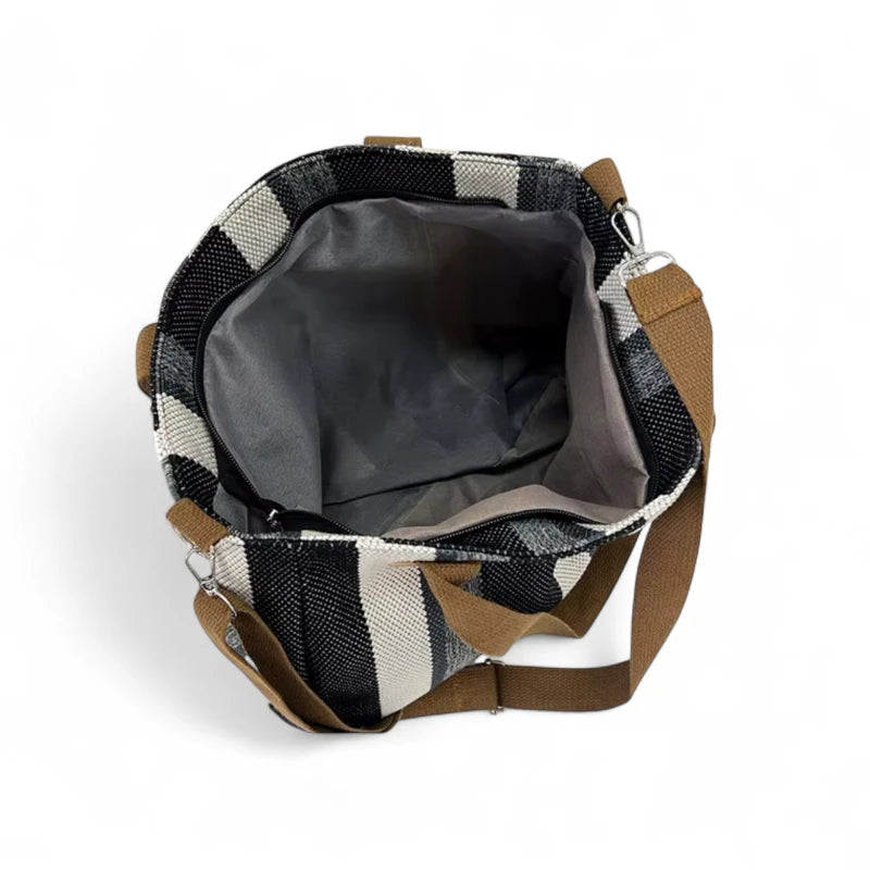 Interior espaçoso da bolsa feminina com forro em tecido resistente. Perfeita para organizar documentos, celular, carteira e outros itens do dia a dia.