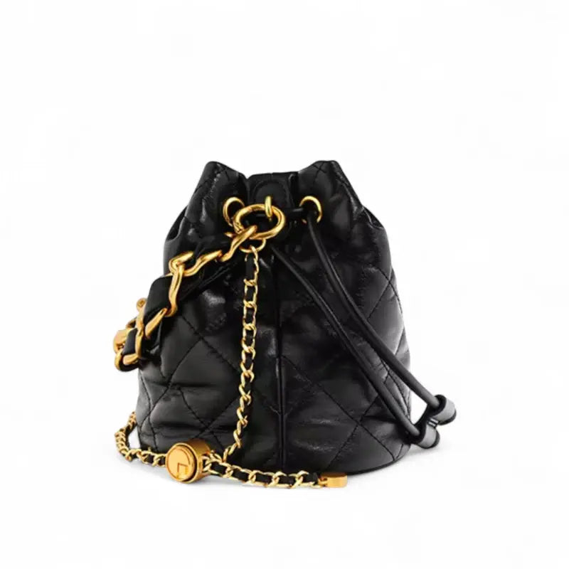 Vista lateral da bolsa feminina Selene em couro legítimo preto, mostrando corrente dourada e fecho com cordão