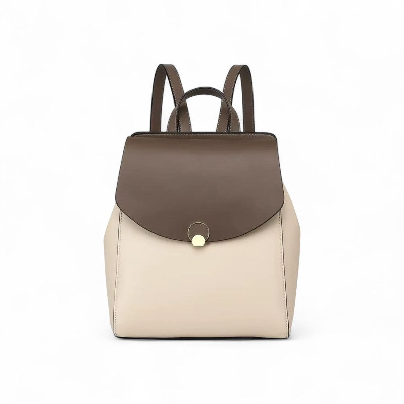 Bolsa mochila feminina em couro bege com tampa marrom, versátil para trabalho, estudo e lazer.