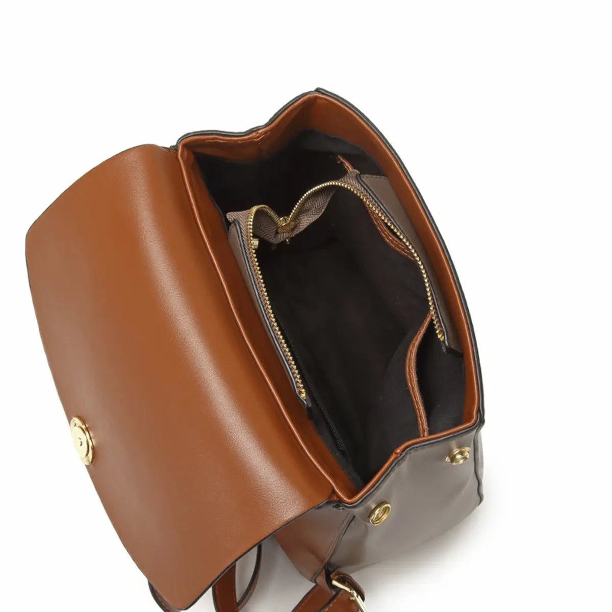 Interior da mochila feminina de couro marrom com divisórias e zíper interno.