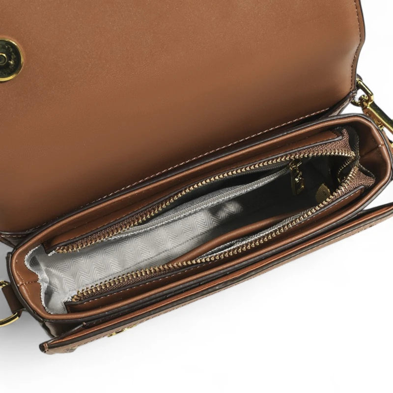 Detalhe interno da bolsa transversal feminina Isabela marrom xadrez com divisórias e bolso com zíper