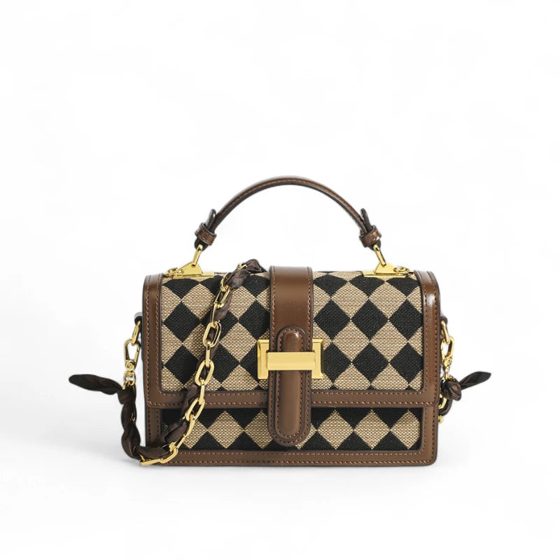 Bolsa transversal feminina Isabela marrom com estampa losango, estrutura compacta e elegante.