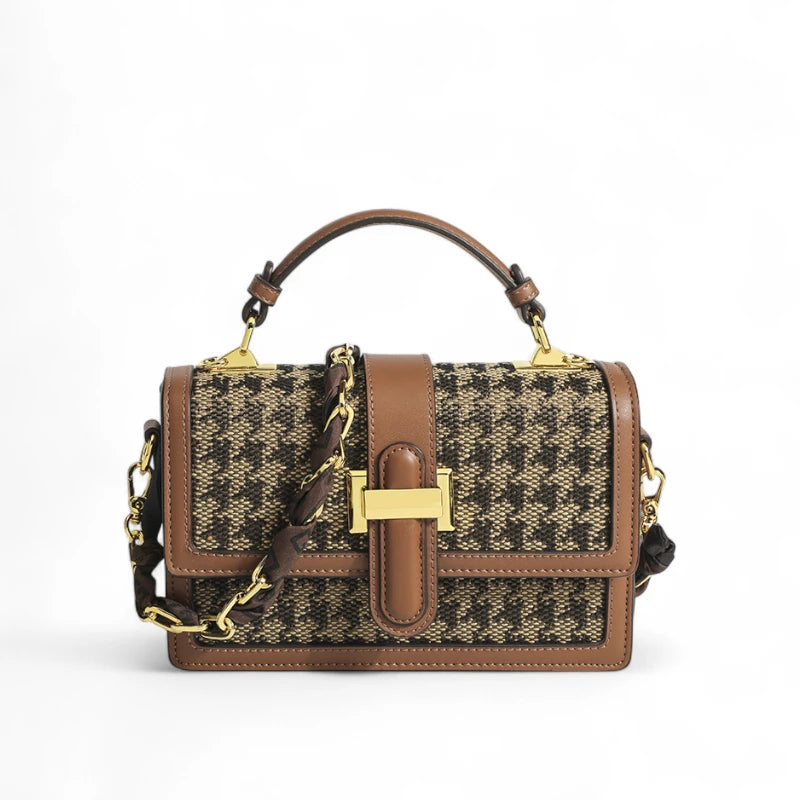Bolsa transversal feminina Isabela marrom pied-de-poule com fecho magnético e detalhe em couro sintético