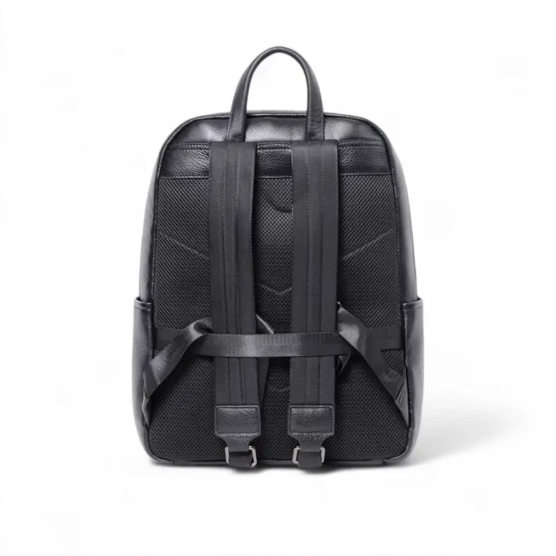 Mochila Aligator em couro legítimo preta, vista traseira com alças reforçadas e design ergonômico.