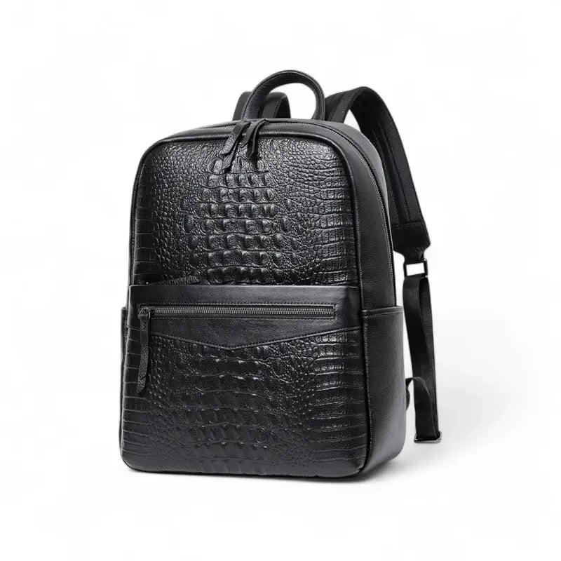 Mochila Aligator em couro legítimo preta com textura estilo crocodilo e bolso frontal com zíper.