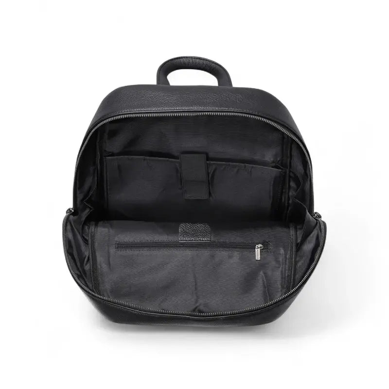 Interior da mochila Aligator em couro legítimo preta, com divisórias organizadoras e bolso com zíper.