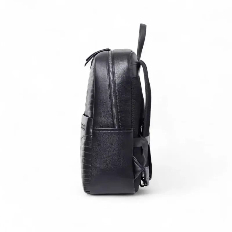 Mochila de couro legítimo preta Aligator, vista lateral com estrutura firme e acabamento premium.