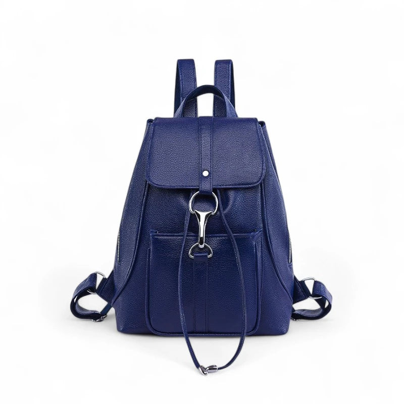Mochila feminina azul com design moderno, fecho metálico e bolso frontal. Acabamento em couro sintético texturizado, perfeita para levar notebook, documentos e acessórios com estilo.