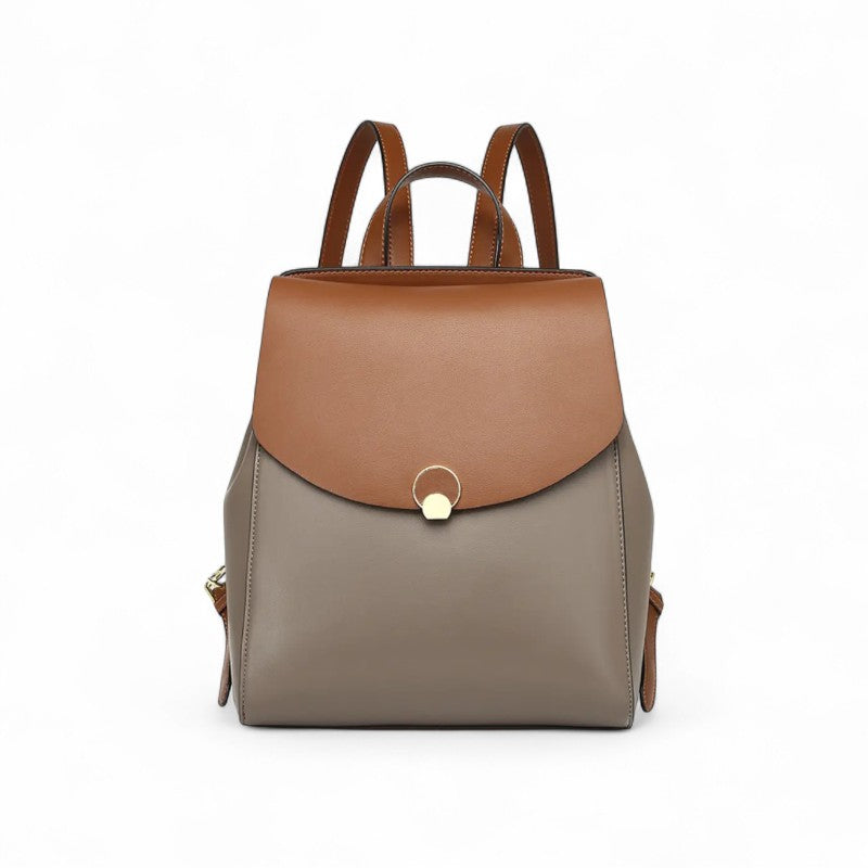 Mochila feminina de couro bege e marrom clara, design sofisticado e prático.