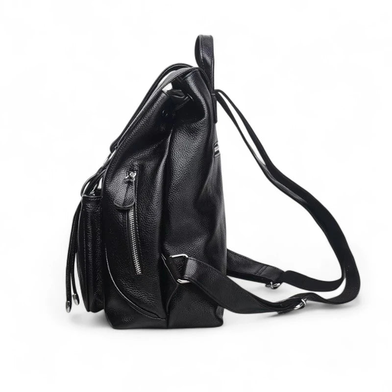 Lado da mochila feminina preta com alça ajustável e bolso lateral com zíper. Design ergonômico e resistente para uso diário.
