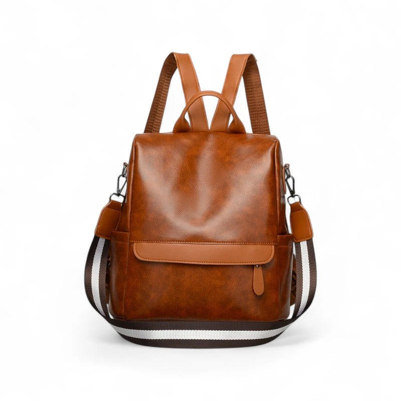 Mochila feminina marrom com acabamento em couro sintético, alça transversal e bolso frontal. Estilo clássico e elegante para uso no trabalho ou viagens.