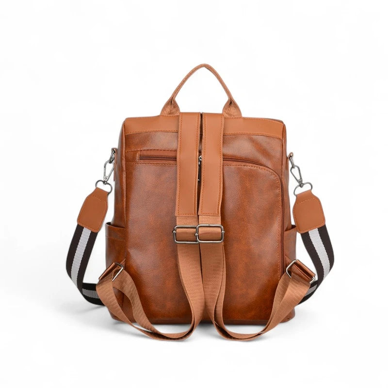 Vista traseira da mochila feminina marrom com alças acolchoadas e fechos metálicos. Design ergonômico para conforto durante longos deslocamentos.