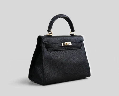 Bolsa Catarina preta em ângulo diagonal destacando o design estruturado e a alça de mão