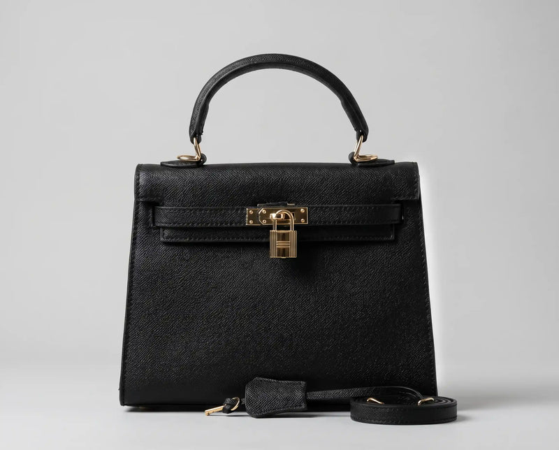 Bolsa Catarina preta vista de frente com foco no fechamento frontal icônico de encaixe dourado
