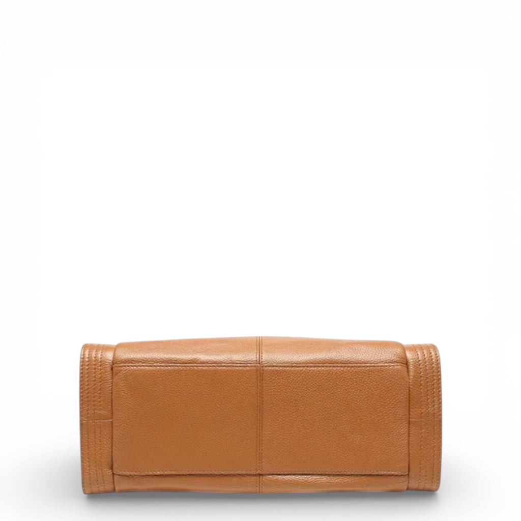 Base da bolsa feminina em couro legítimo marrom Eliana, estrutura firme e resistente.