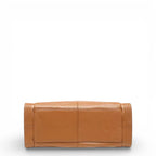 Base da bolsa feminina em couro legítimo marrom Eliana, estrutura firme e resistente.