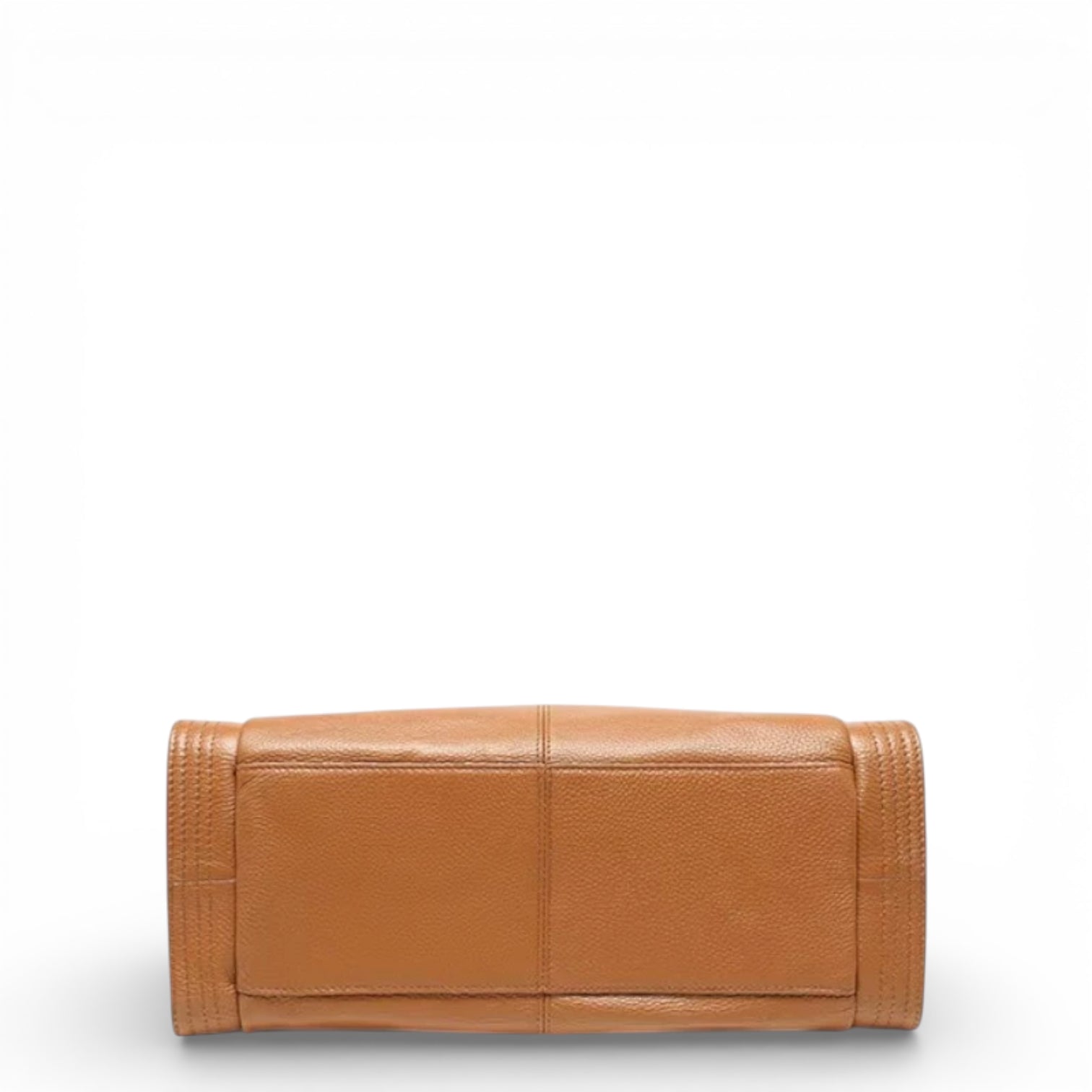 Base da bolsa feminina em couro legítimo marrom Eliana, estrutura firme e resistente.