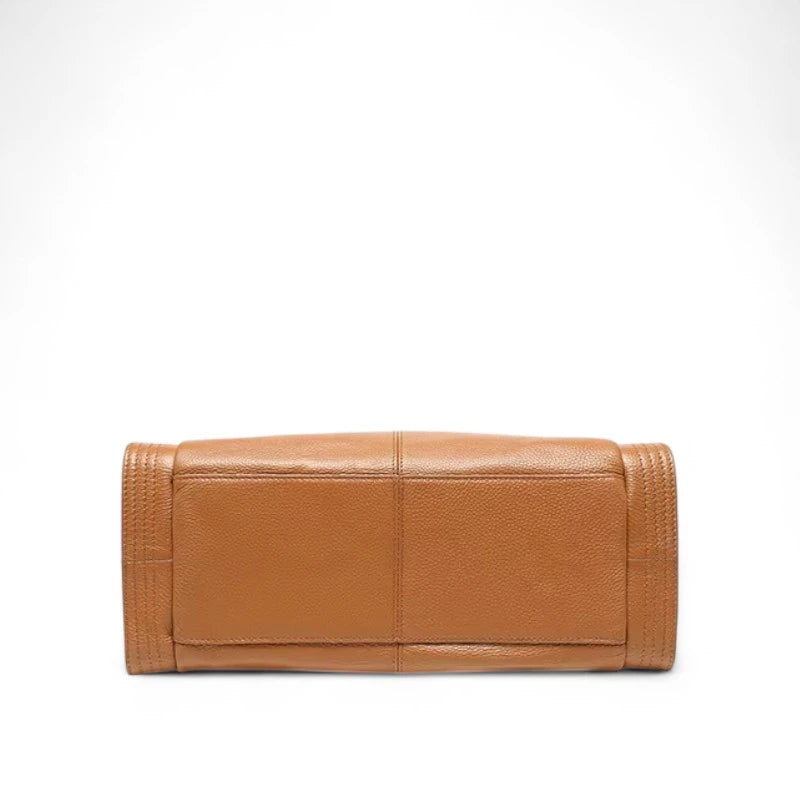 Base da bolsa feminina em couro legítimo marrom Eliana, estrutura firme e resistente.