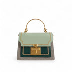 Bolsa Esmeralda Dourada, bolsa feminina pequena transversal verde, bege e preto vista de frente com fechos dourados