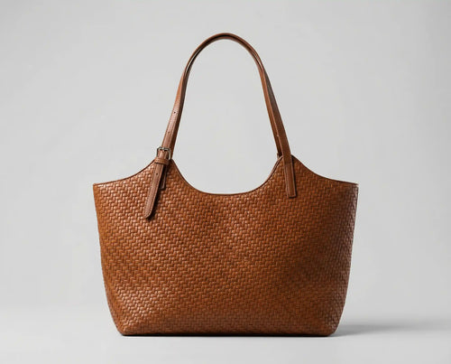 Visão frontal de bolsa tote feminina Velucci em couro PU trançado caramelo com detalhes de fivela nas alças e formato estruturado elegante