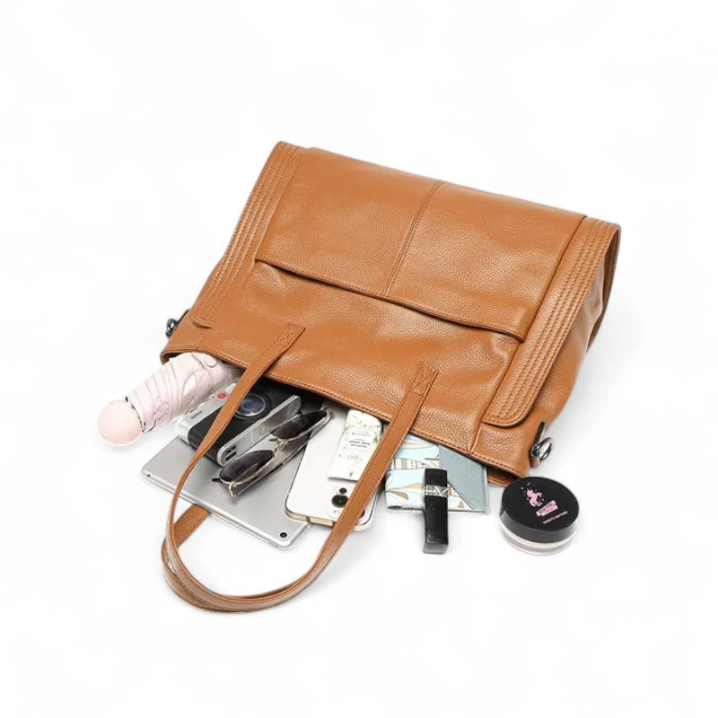 Bolsa feminina grande Eliana em couro legítimo marrom, espaçosa para levar objetos pessoais.