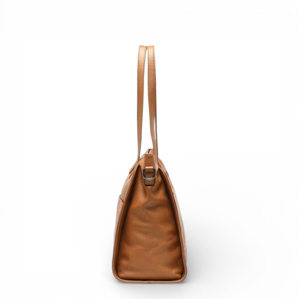 Bolsa feminina Eliana em couro legítimo marrom, vista lateral fina e elegante.