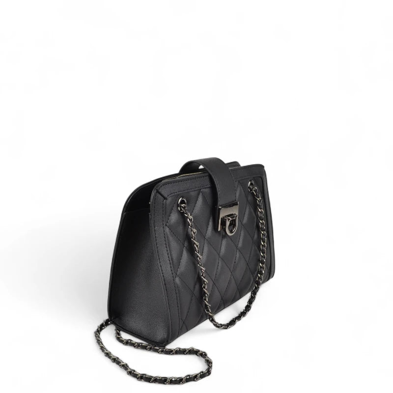 Parte traseira da bolsa feminina preta Matelassê Helena, couro liso e alça de corrente.