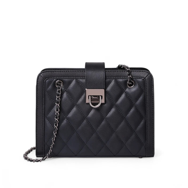 Bolsa feminina preta Matelassê Helena em couro legítimo, vista frontal com design elegante