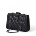 Bolsa feminina preta Matelassê Helena vista lateral, couro de alta qualidade e corrente metálica.
