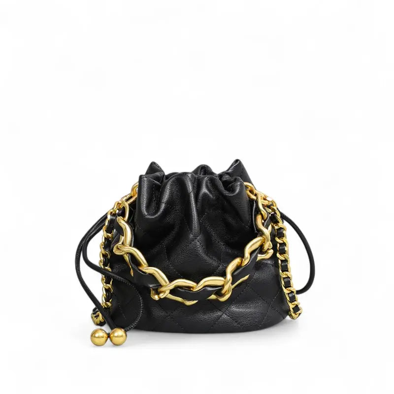 Bolsa feminina Selene em couro legítimo preto, vista frontal com costura em losango e corrente dourada larga