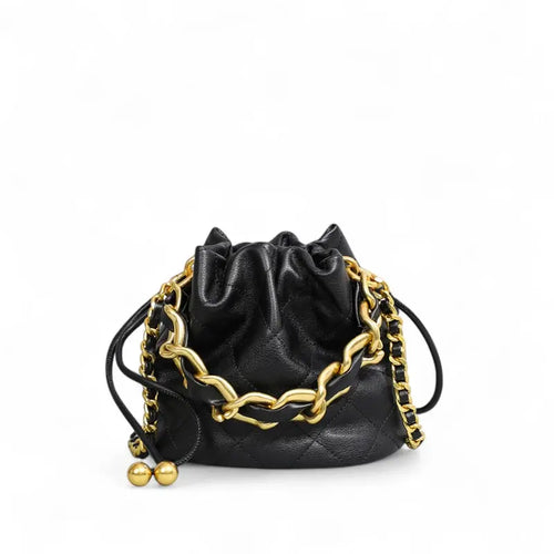 Bolsa feminina Selene em couro legítimo preto, vista frontal com costura em losango e corrente dourada larga