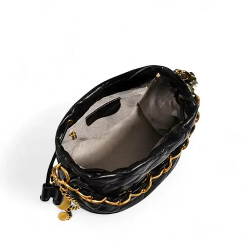 Interior da bolsa feminina Selene em couro legítimo preto, mostrando forro cinza claro e bolso interno com zíper
