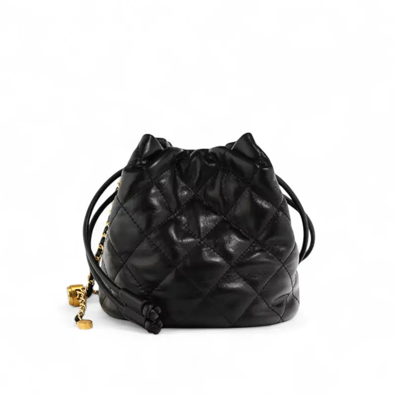 Vista traseira da bolsa feminina Selene em couro legítimo preto, destacando formato oval e alças finas