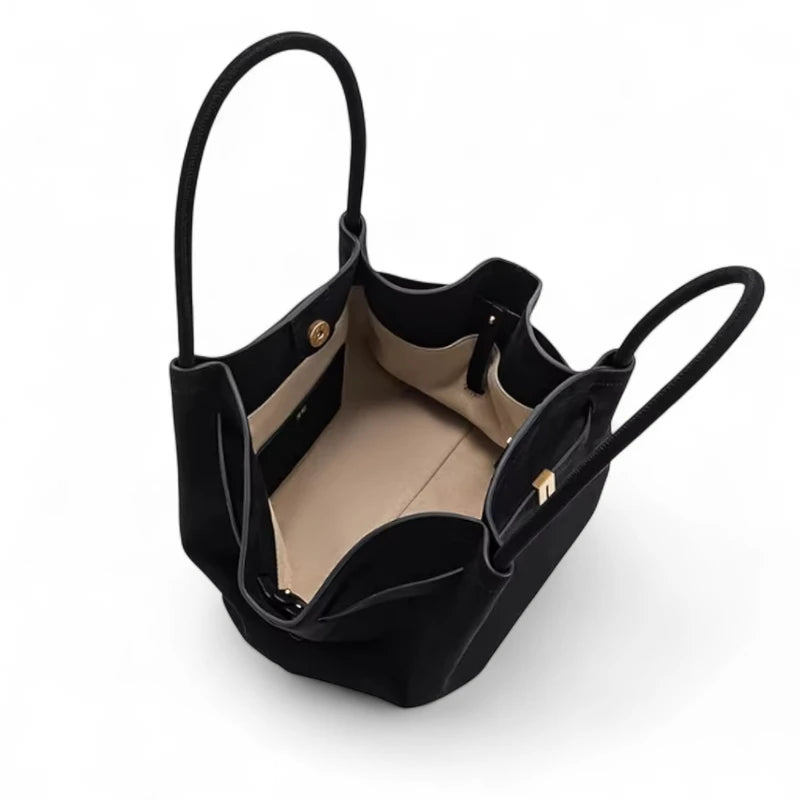 Interior da bolsa feminina em couro genuíno preto, mostrando forro bege, bolso com zíper e organização interna