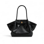 Bolsa feminina em couro sintetico preto com textura croco, vista frontal com fechamento metálico dourado e design moderno