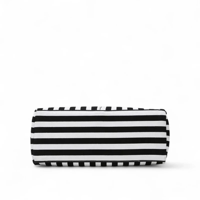 Base plana da bolsa feminina para trabalho e maternidade, com costura reforçada para maior durabilidade. Garante estabilidade ao colocar sobre mesas ou bancos, protegendo o conteúdo.