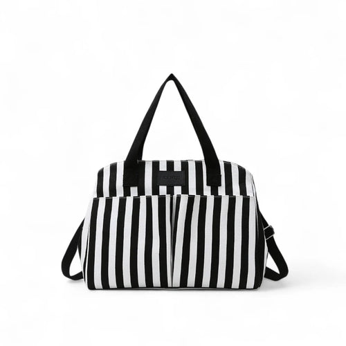 Bolsa feminina para trabalho e maternidade em listras pretas e brancas, com alças curtas e alça transversal removível. Design elegante e funcional para levar notebook, documentos, fraldas e acessórios.