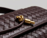 Detalhe da textura tramada da Bolsa Miami Velucci com fecho metálico dourado