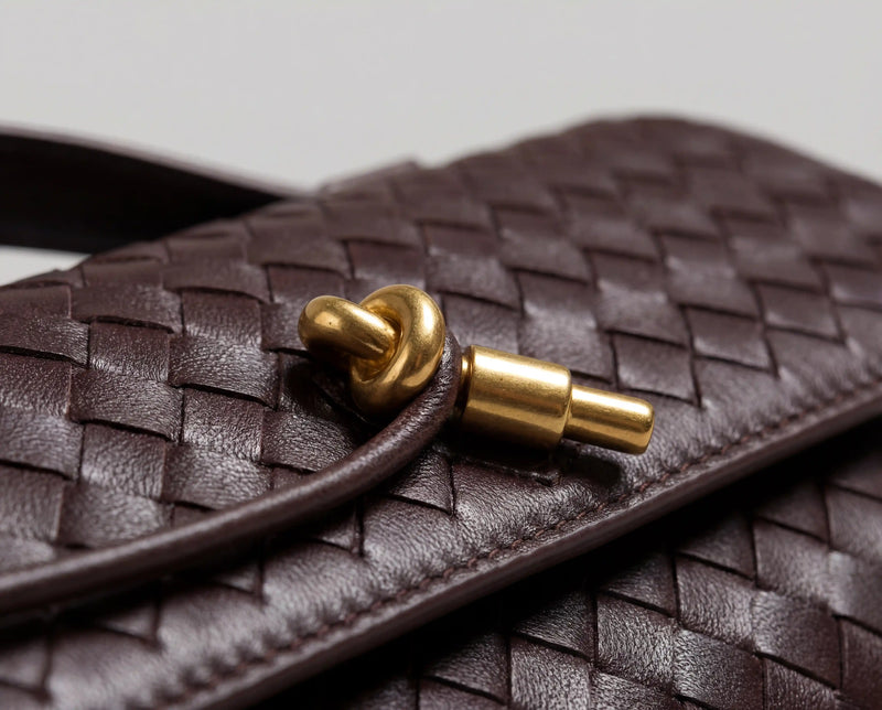 Detalhe da textura tramada da Bolsa Miami Velucci com fecho metálico dourado