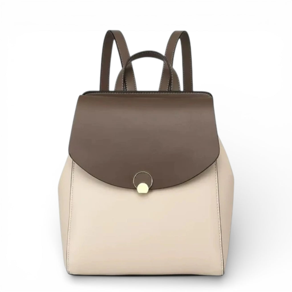 Bolsa mochila feminina em couro bege com tampa marrom, versátil para trabalho, estudo e lazer