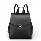 Bolsa mochila feminina de couro preta, elegante e espaçosa para uso casual ou trabalho.