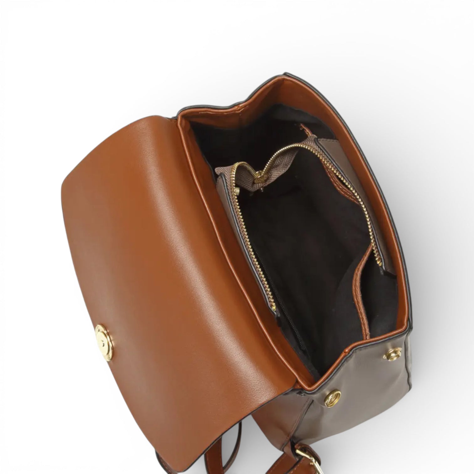 Interior da mochila feminina de couro marrom com divisórias e zíper interno.