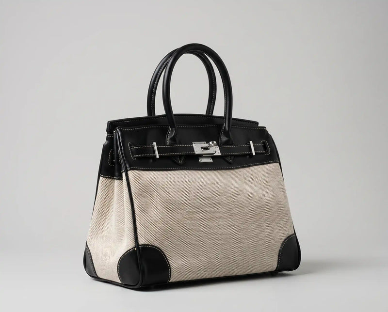 Bolsa Mônaco em ângulo diagonal destacando o fechamento prateado e os cantos reforçados em material sintético preto