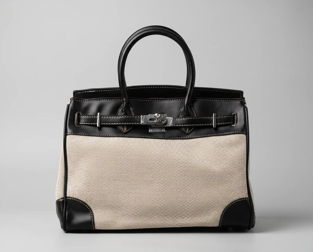 Bolsa Mônaco feminina estruturada em tecido canvas claro com detalhes em material sintético preto vista de frente
