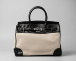 Bolsa Mônaco feminina estruturada em tecido canvas claro com detalhes em material sintético preto vista de frente