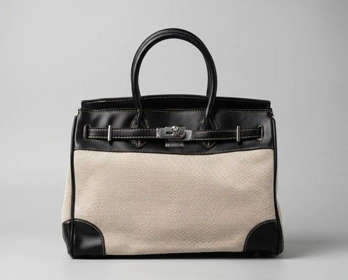 Bolsa Mônaco feminina estruturada em tecido canvas claro com detalhes em material sintético preto vista de frente