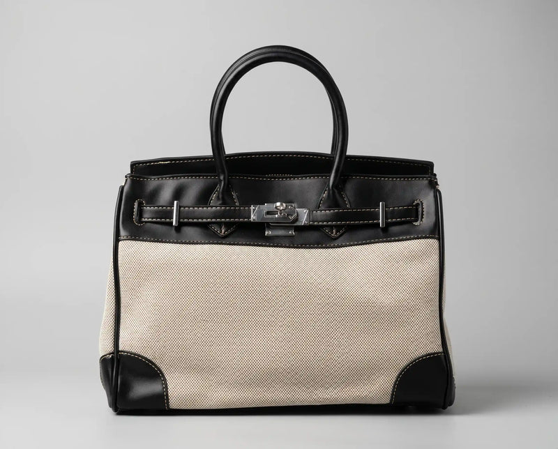 Bolsa Mônaco feminina estruturada em tecido canvas claro com detalhes em material sintético preto vista de frente